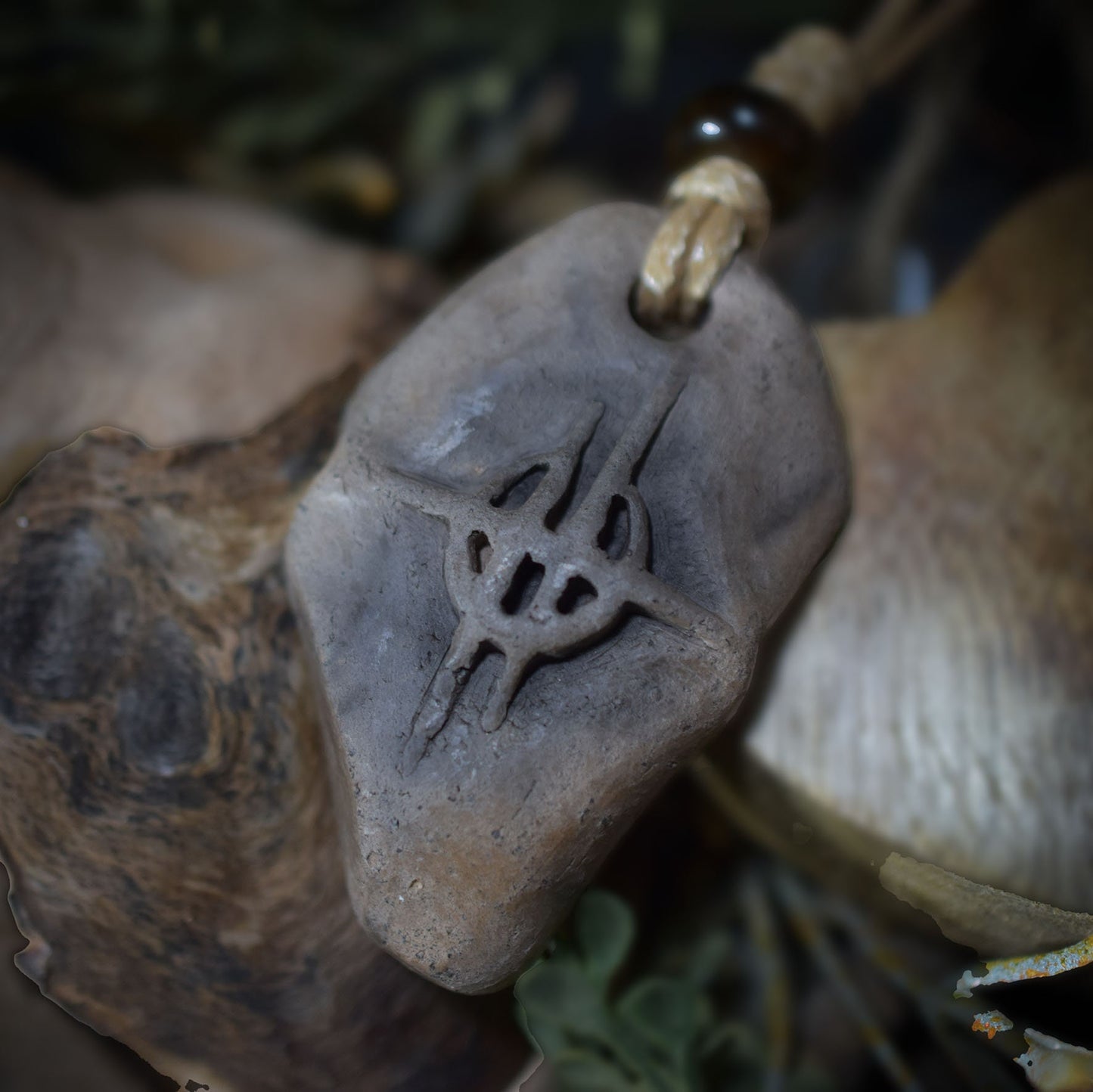 Handgefertigtes Amulett aus traditionell gebranntem Ton mit Mond- und Sternsymbol - mit Leder- oder gewachstem Baumwollband