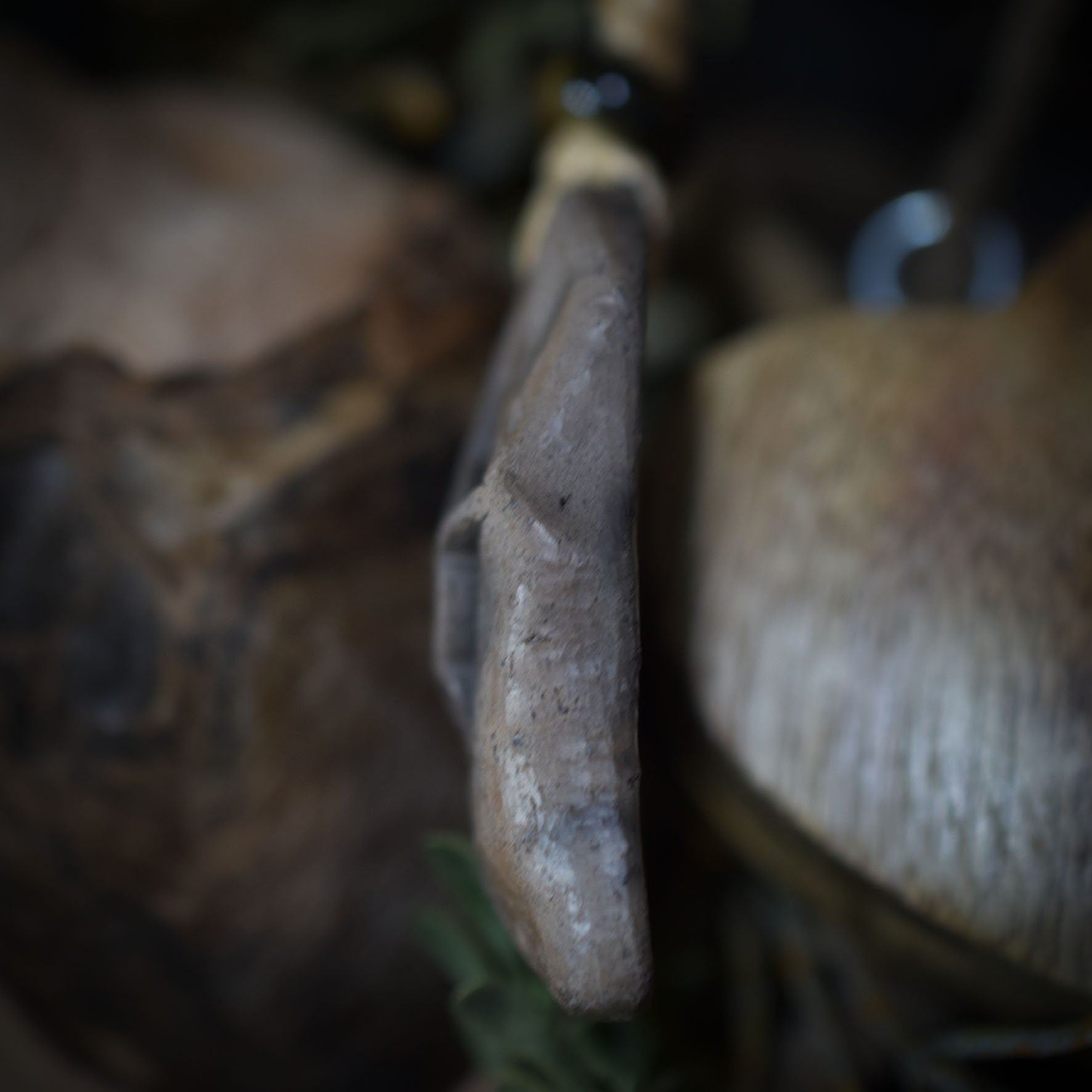 Handgefertigtes Amulett aus traditionell gebranntem Ton mit Mond- und Sternsymbol - mit Leder- oder gewachstem Baumwollband