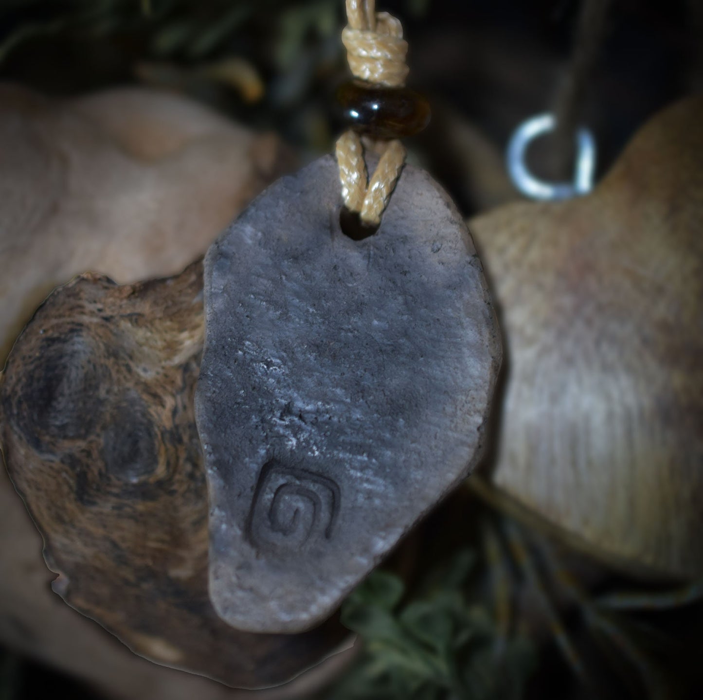 Handgefertigtes Amulett aus traditionell gebranntem Ton mit Mond- und Sternsymbol - mit Leder- oder gewachstem Baumwollband