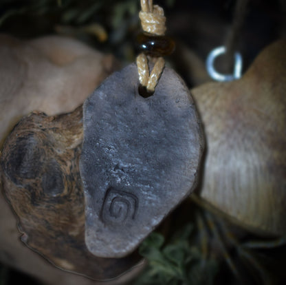 Handgefertigtes Amulett aus traditionell gebranntem Ton mit Mond- und Sternsymbol - mit Leder- oder gewachstem Baumwollband