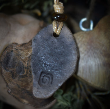 Handgefertigtes Amulett aus traditionell gebranntem Ton mit Mond- und Sternsymbol - mit Leder- oder gewachstem Baumwollband