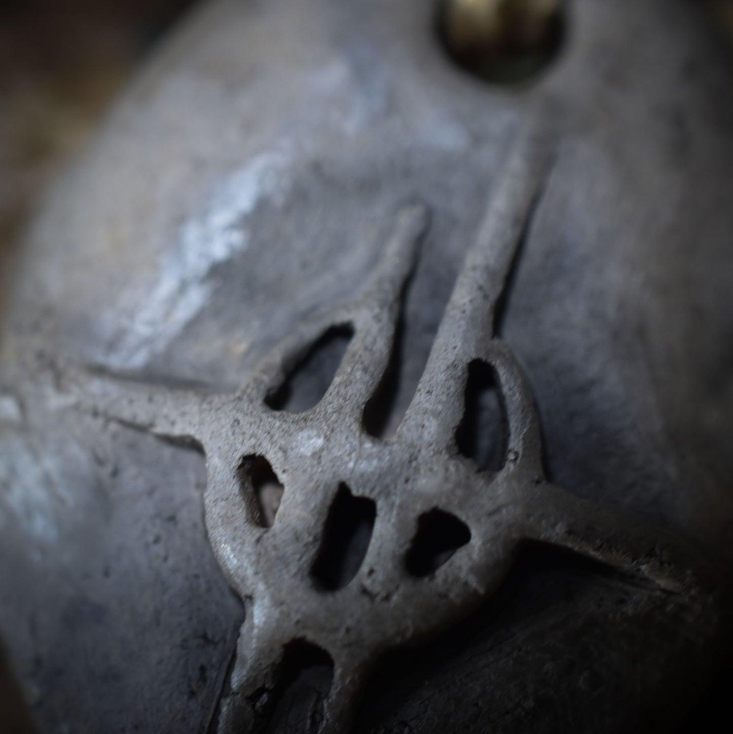 Handgefertigtes Amulett aus traditionell gebranntem Ton mit Mond- und Sternsymbol - mit Leder- oder gewachstem Baumwollband