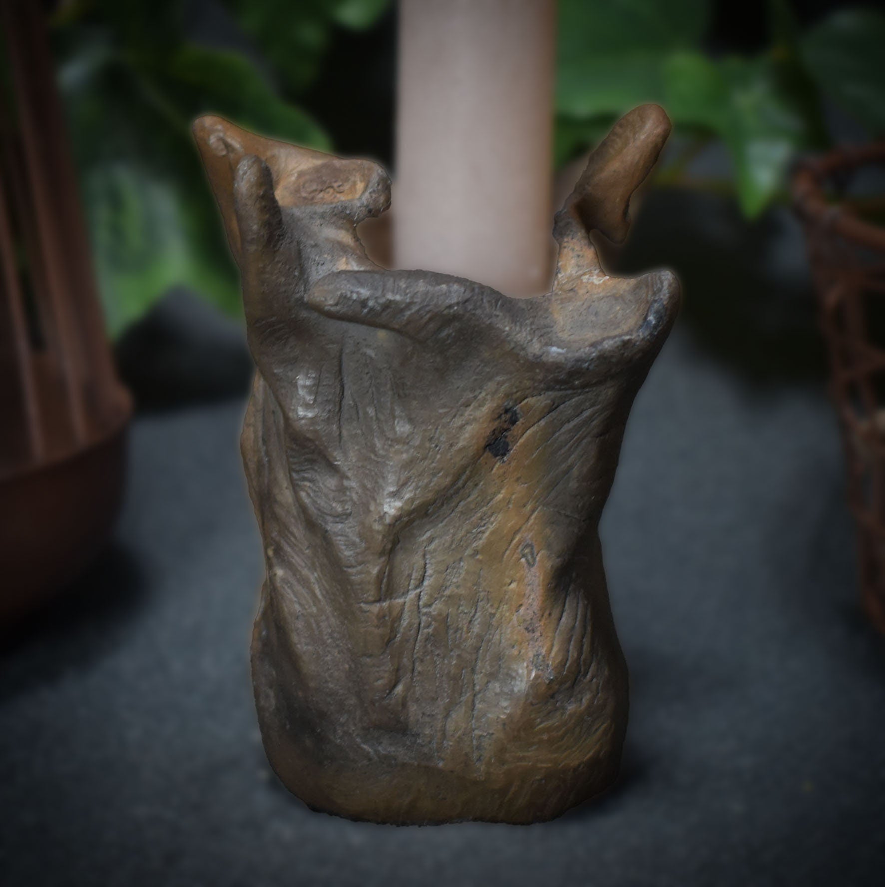 Handgefertigter Tree of Life Kerzenhalter aus traditionell gebranntem Ton - Rustikale und stimmungsvolle Beleuchtungsidee