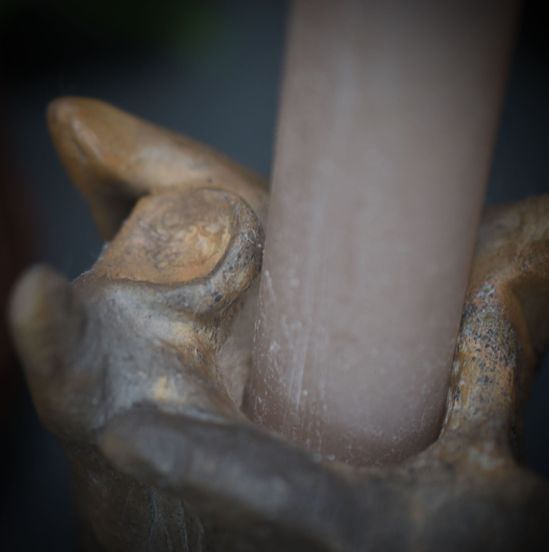 Handgefertigter Tree of Life Kerzenhalter aus traditionell gebranntem Ton - Rustikale und stimmungsvolle Beleuchtungsidee