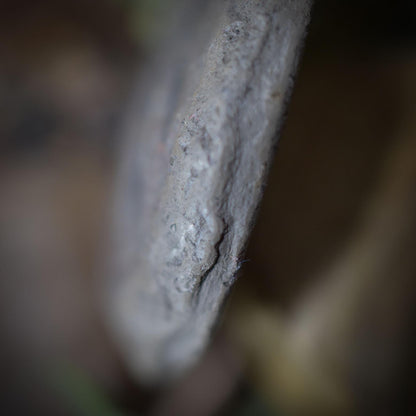 Handgefertigter Awen-Anhänger aus traditionell gebranntem Ton mit rustikalem Leder- oder Baumwollband