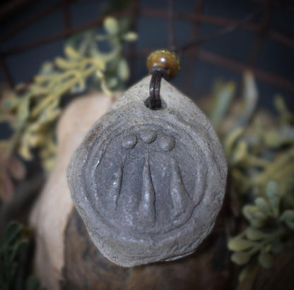 Handgefertigter Awen-Anhänger aus traditionell gebranntem Ton mit rustikalem Leder- oder Baumwollband