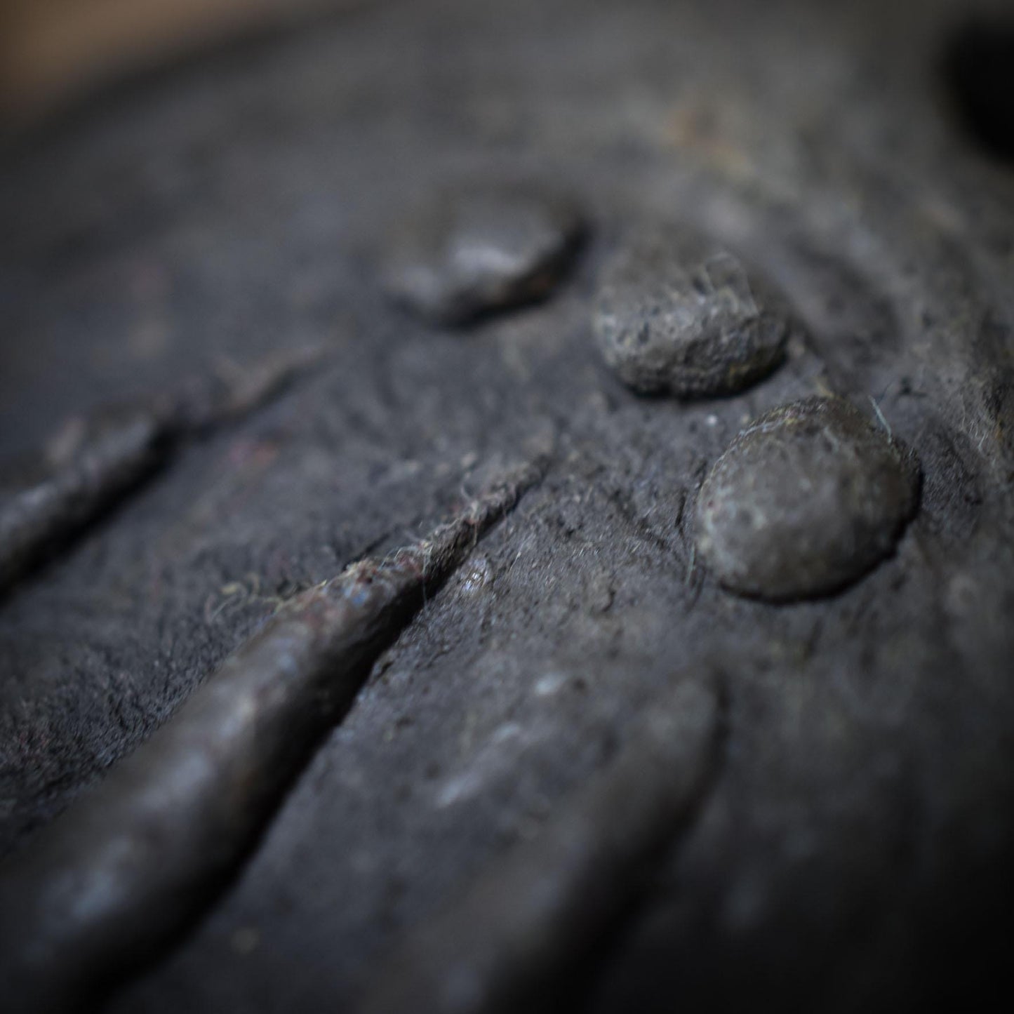 Handgefertigter Awen-Anhänger aus traditionell gebranntem Ton mit rustikalem Leder- oder Baumwollband