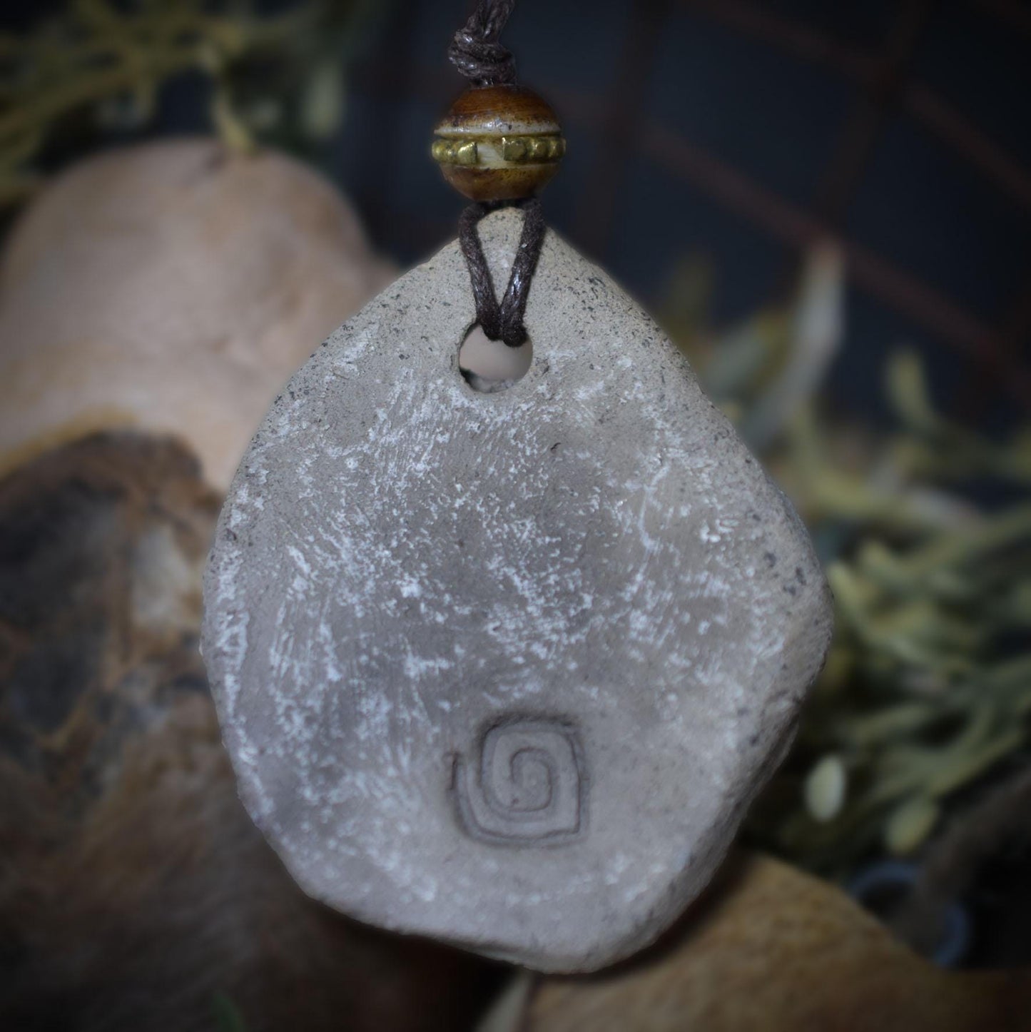 Handgefertigter Awen-Anhänger aus traditionell gebranntem Ton mit rustikalem Leder- oder Baumwollband