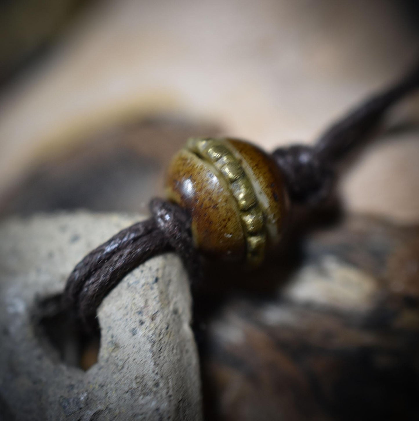 Handgefertigter Awen-Anhänger aus traditionell gebranntem Ton mit rustikalem Leder- oder Baumwollband