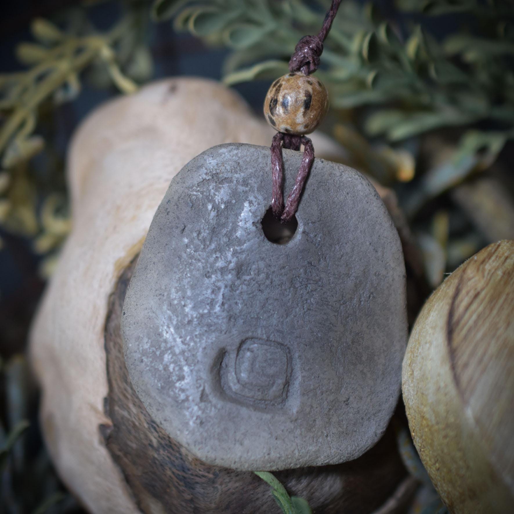 Handgefertigtes Wicca Blessing - Amulett aus traditionell gebranntem Ton mit Leder- oder Baumwollband