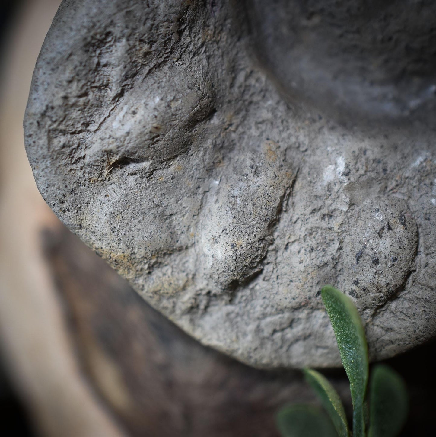 Handgefertigtes Wicca Blessing - Amulett aus traditionell gebranntem Ton mit Leder- oder Baumwollband