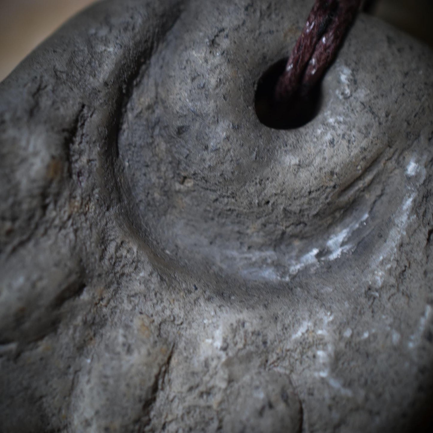 Handgefertigtes Wicca Blessing - Amulett aus traditionell gebranntem Ton mit Leder- oder Baumwollband