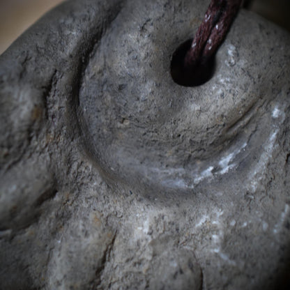 Handgefertigtes Wicca Blessing - Amulett aus traditionell gebranntem Ton mit Leder- oder Baumwollband