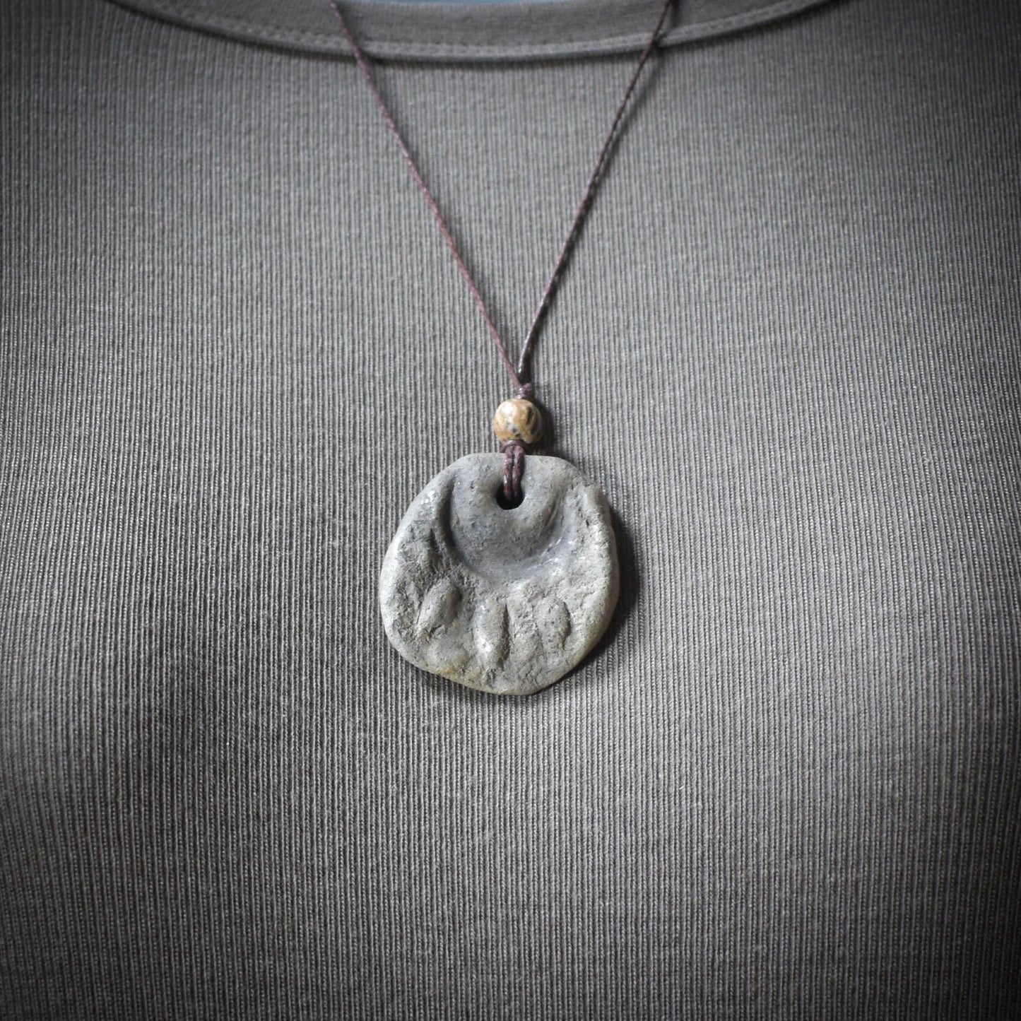 Handgefertigtes Wicca Blessing - Amulett aus traditionell gebranntem Ton mit Leder- oder Baumwollband