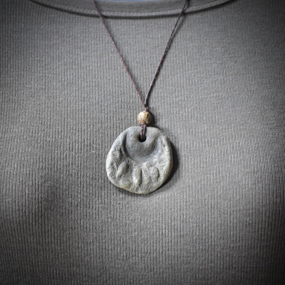 Handgefertigtes Wicca Blessing - Amulett aus traditionell gebranntem Ton mit Leder- oder Baumwollband