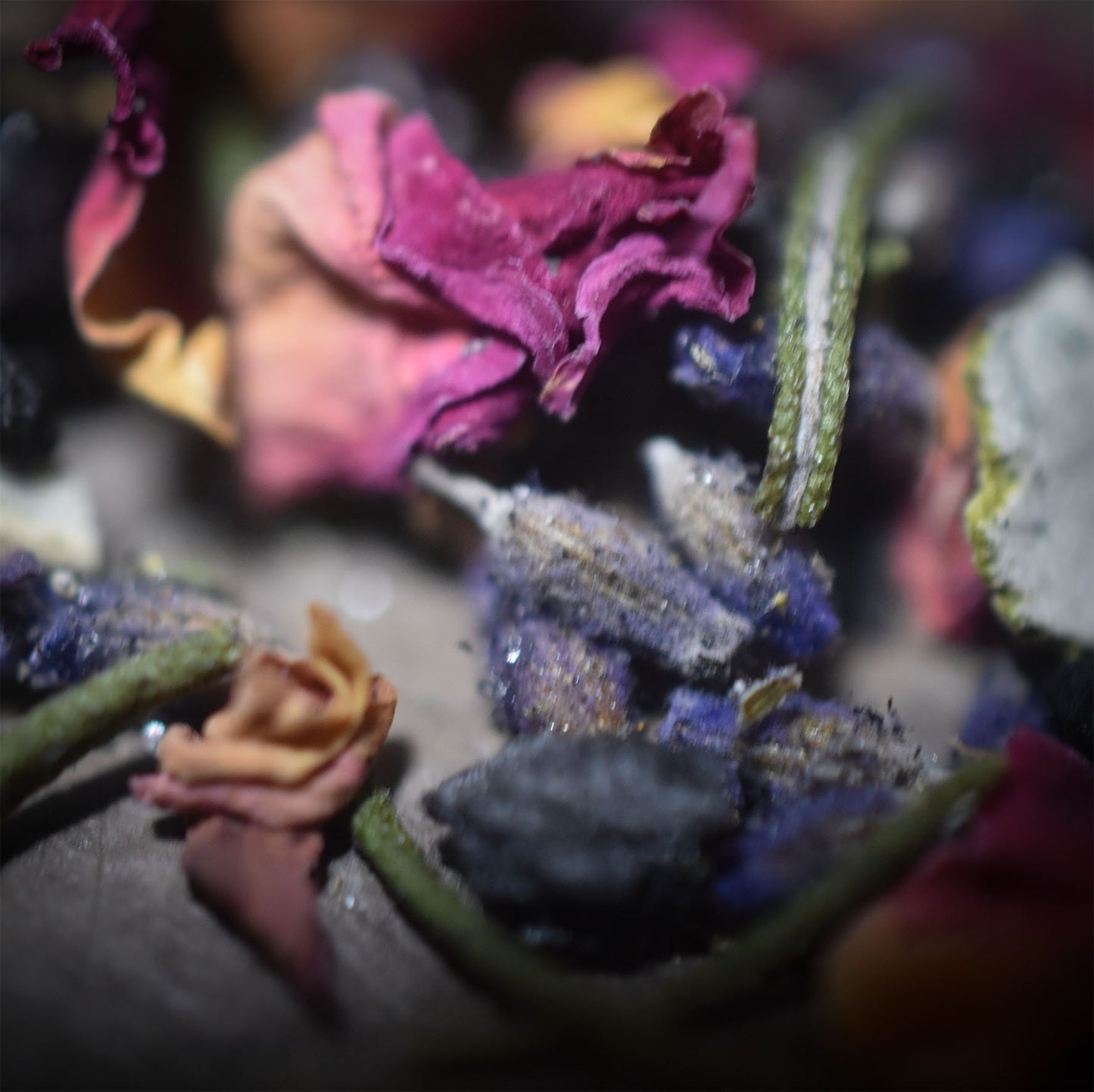 Divine Serenity – Hochwertige Räuchermischung für Stille und innere Klarheit - 30ml Glasflasche mit Korken