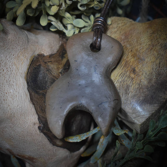 Einzigartiges handgefertigtes Amulett aus Rauchbrand-Ton – Spiritueller Glücksbringer und Fruchtbarkeitsgöttin Anhänger