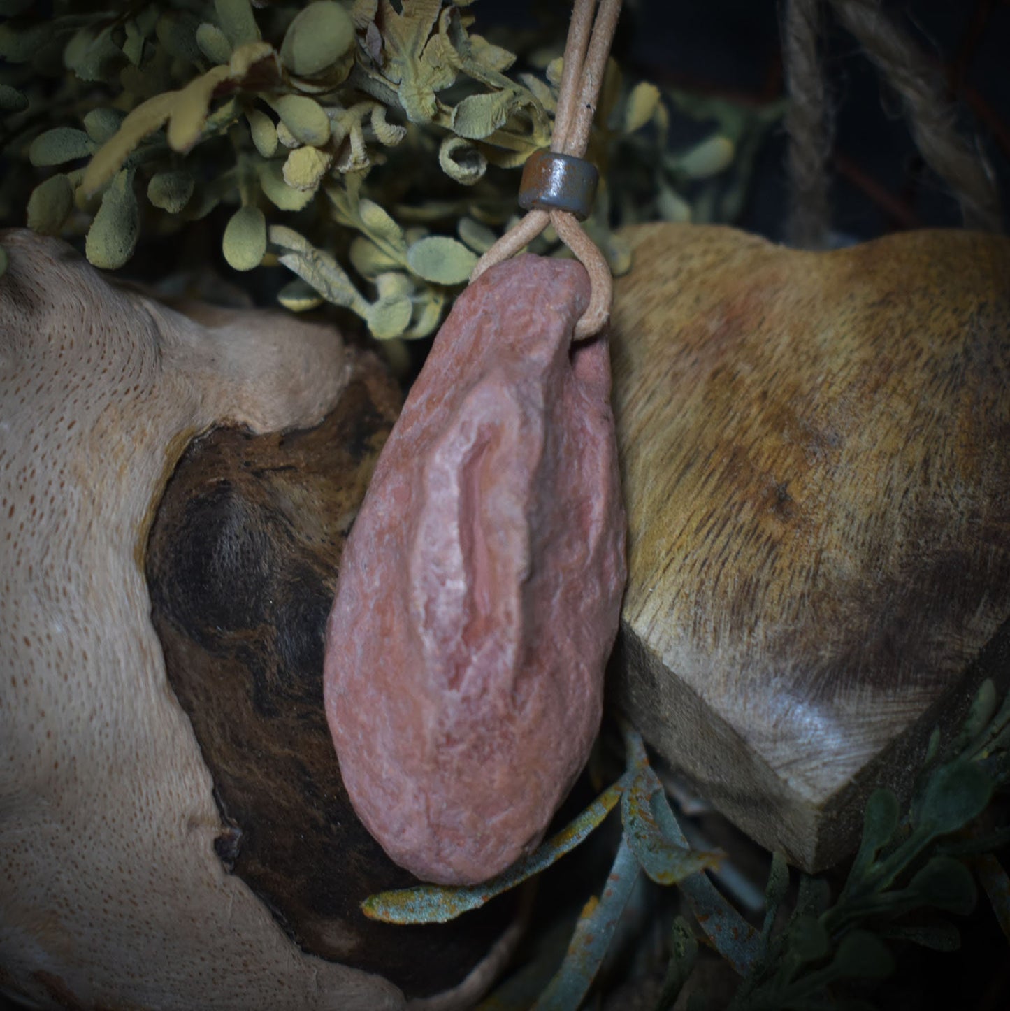 Handgefertigtes Yoni-Amulett aus traditionell gebranntem Ton – Einzigartige Rauchbrandkunst für dein Wohlbefinden