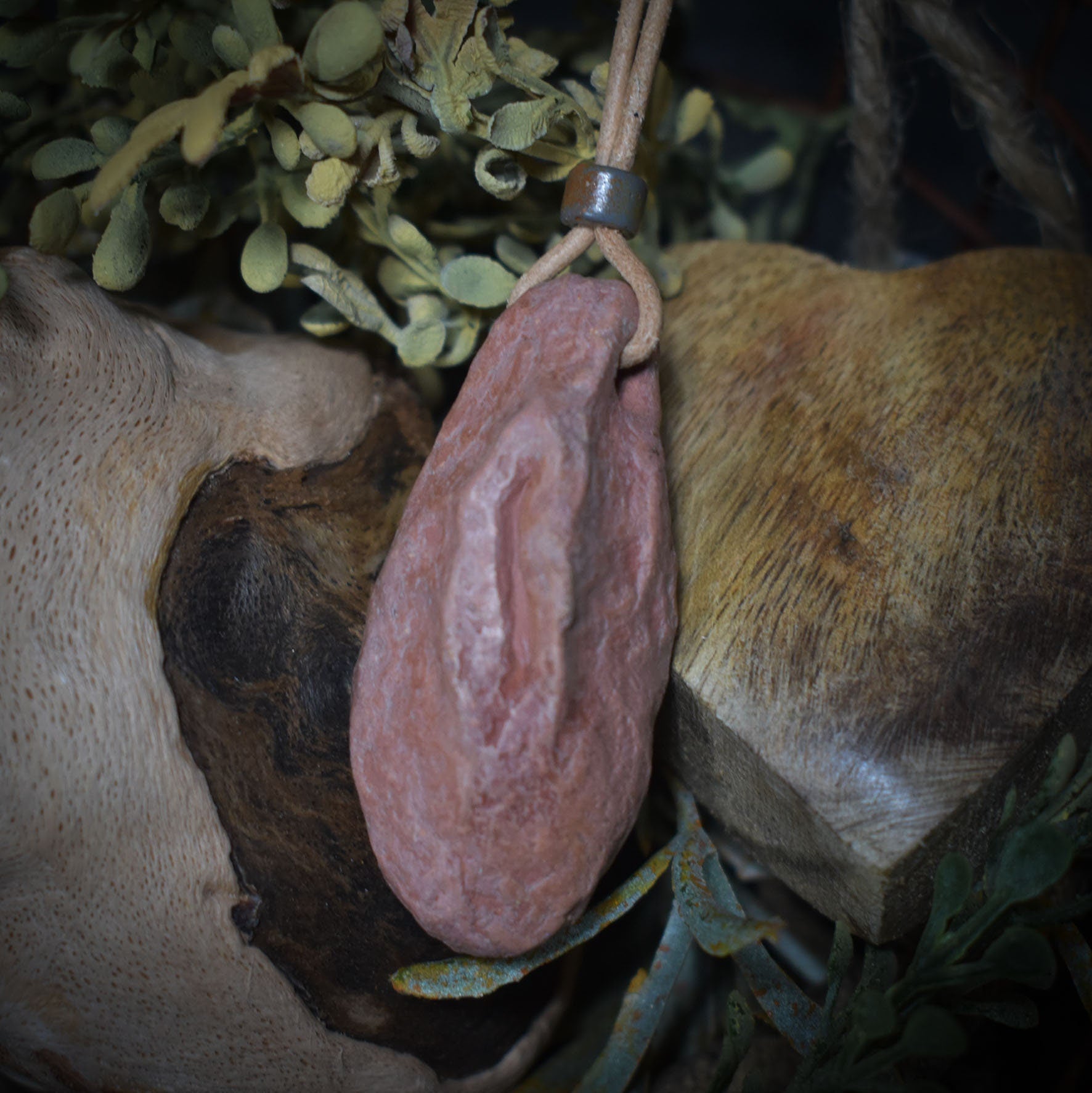 Handgefertigtes Yoni-Amulett aus traditionell gebranntem Ton – Einzigartige Rauchbrandkunst für dein Wohlbefinden