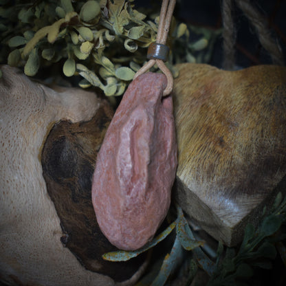 Handgefertigtes Yoni-Amulett aus traditionell gebranntem Ton – Einzigartige Rauchbrandkunst für dein Wohlbefinden