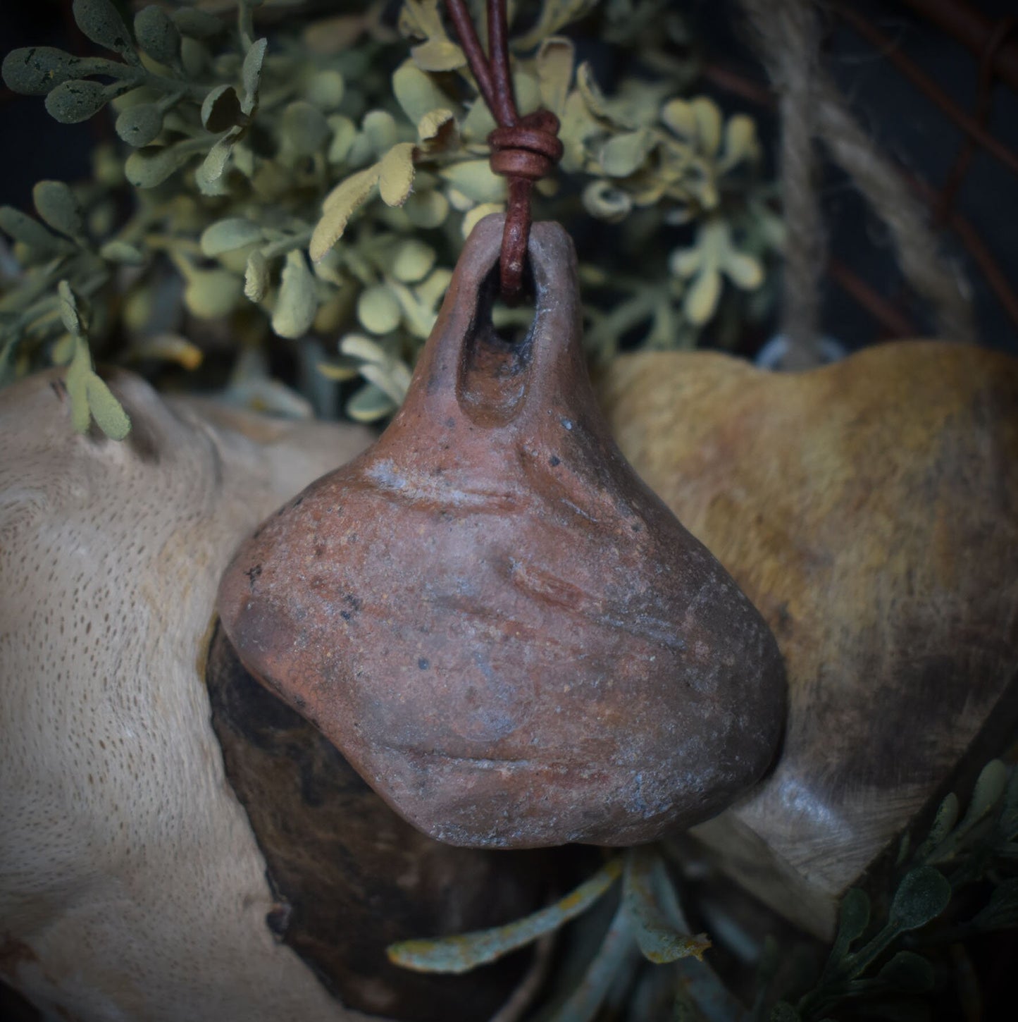 Einzigartiger Glücksbringer Talisman aus Rauchbrand-Ton – Handgefertigtes Amulett aus der mystischen Welt von Avalon