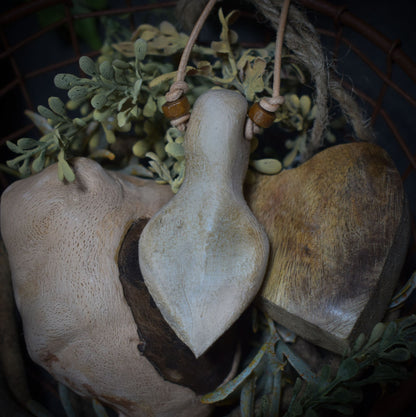 Einzigartiges handgefertigtes Amulett aus Rauchbrand-Ton – Spiritueller Glücksbringer und Fruchtbarkeitsgöttin Anhänger