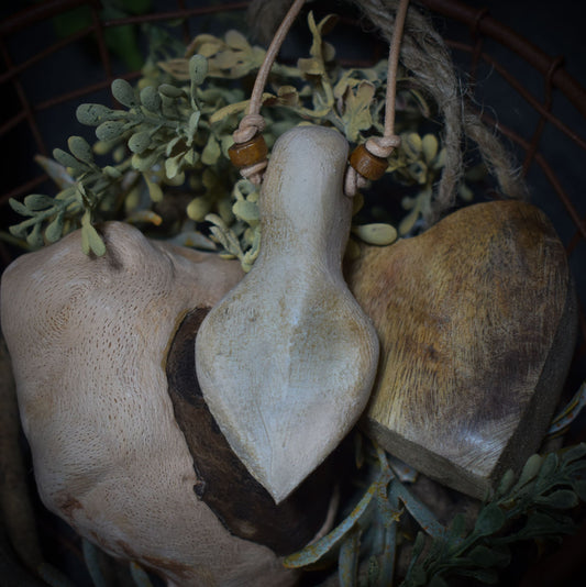 Einzigartiges handgefertigtes Amulett aus Rauchbrand-Ton – Spiritueller Glücksbringer und Fruchtbarkeitsgöttin Anhänger