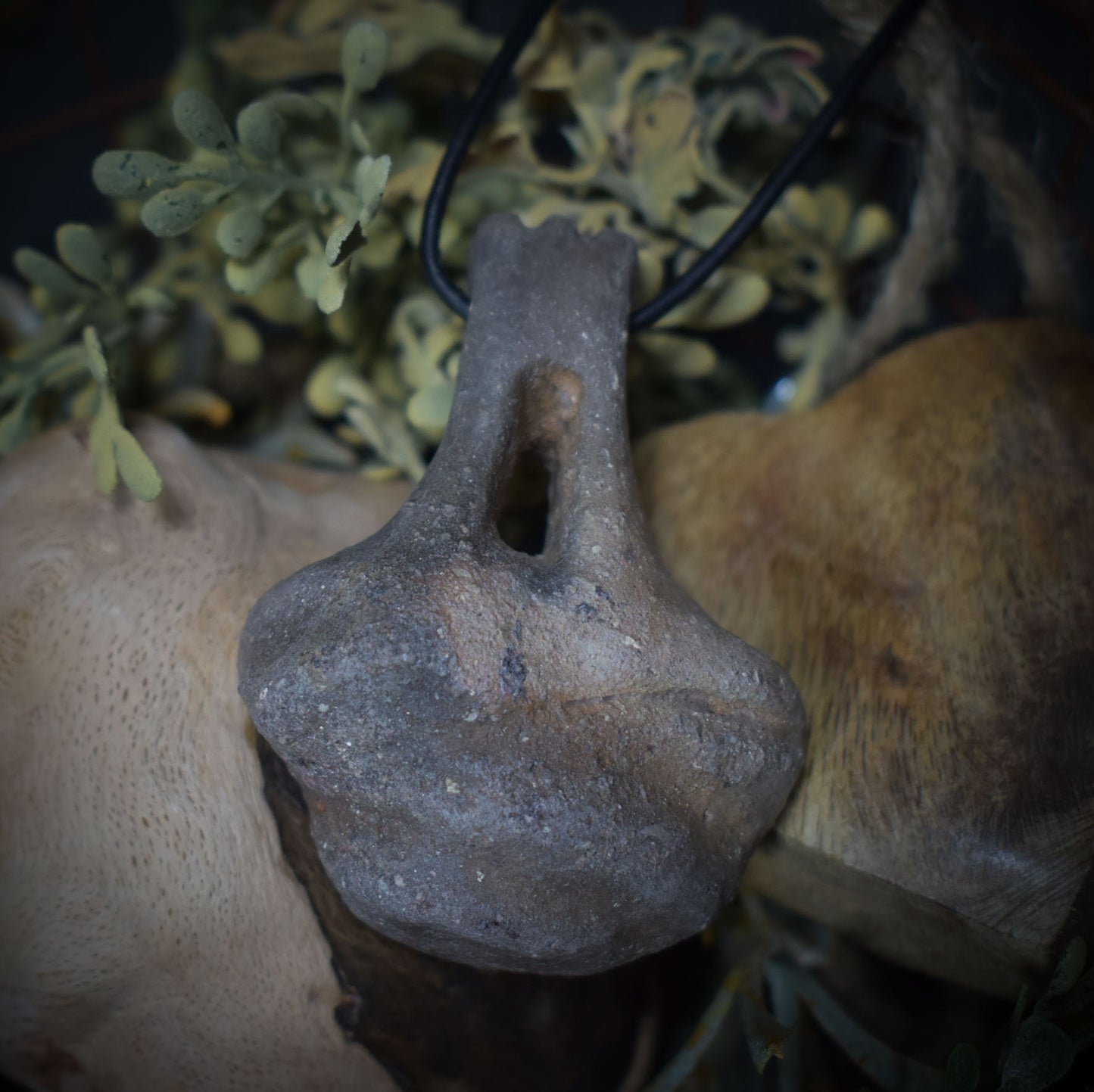 Einzigartiger Glücksbringer Talisman aus Rauchbrand-Ton – Handgefertigtes Amulett aus der mystischen Welt von Avalon