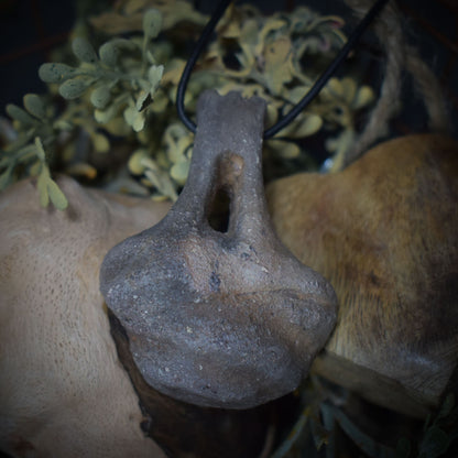 Einzigartiger Glücksbringer Talisman aus Rauchbrand-Ton – Handgefertigtes Amulett aus der mystischen Welt von Avalon