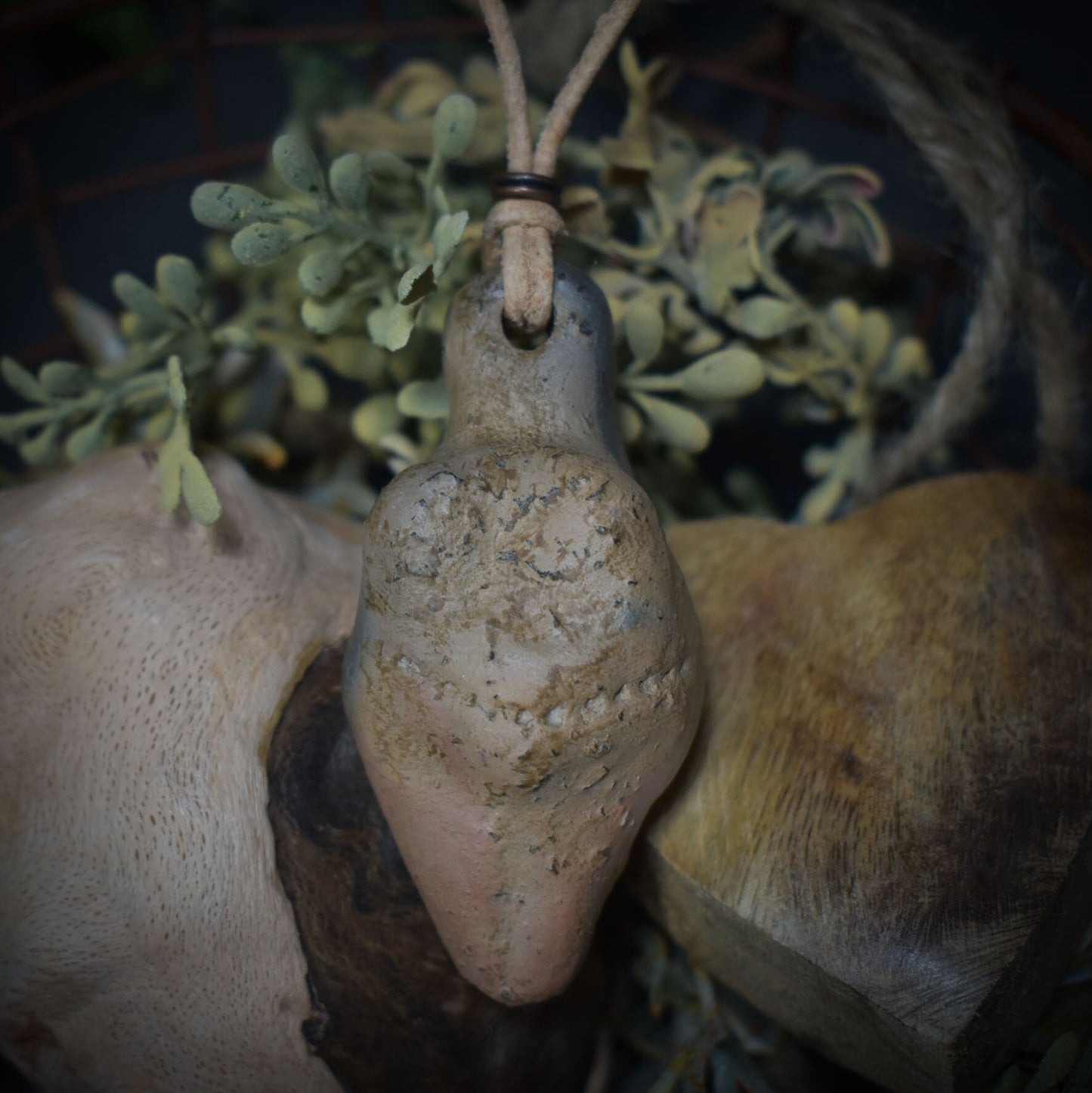 Einzigartiges handgefertigtes Amulett aus Rauchbrand-Ton – Spiritueller Glücksbringer und Fruchtbarkeitsgöttin Anhänger
