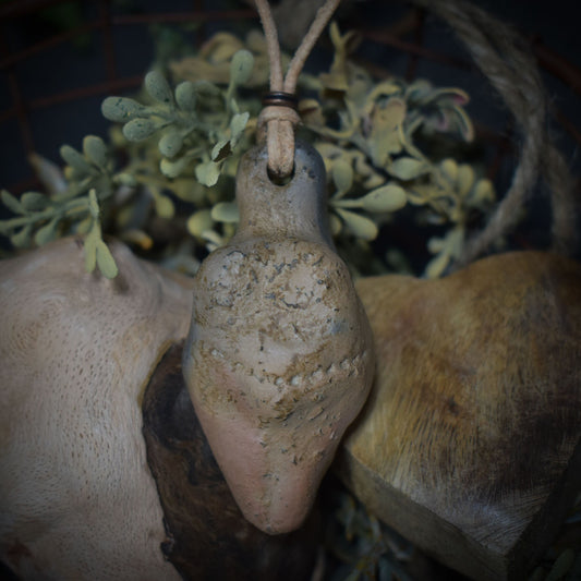 Einzigartiges handgefertigtes Amulett aus Rauchbrand-Ton – Spiritueller Glücksbringer und Fruchtbarkeitsgöttin Anhänger