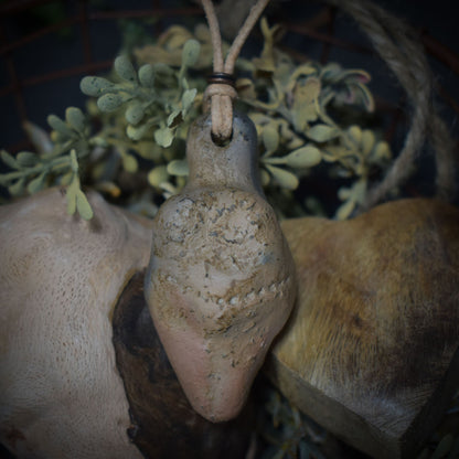 Einzigartiges handgefertigtes Amulett aus Rauchbrand-Ton – Spiritueller Glücksbringer und Fruchtbarkeitsgöttin Anhänger