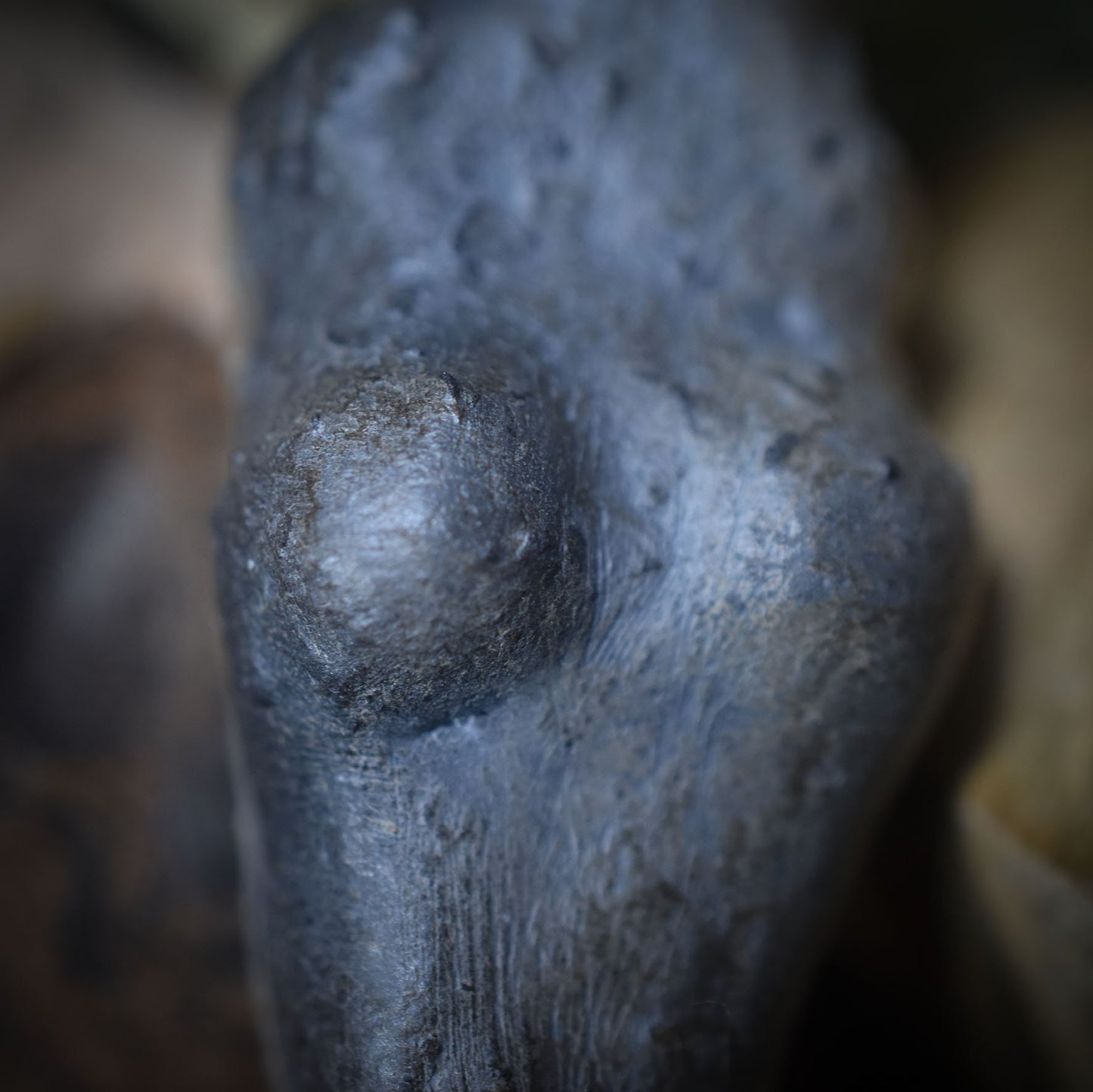 Einzigartiges handgefertigtes Amulett aus Rauchbrand-Ton – Spiritueller Glücksbringer und Fruchtbarkeitsgöttin Anhänger