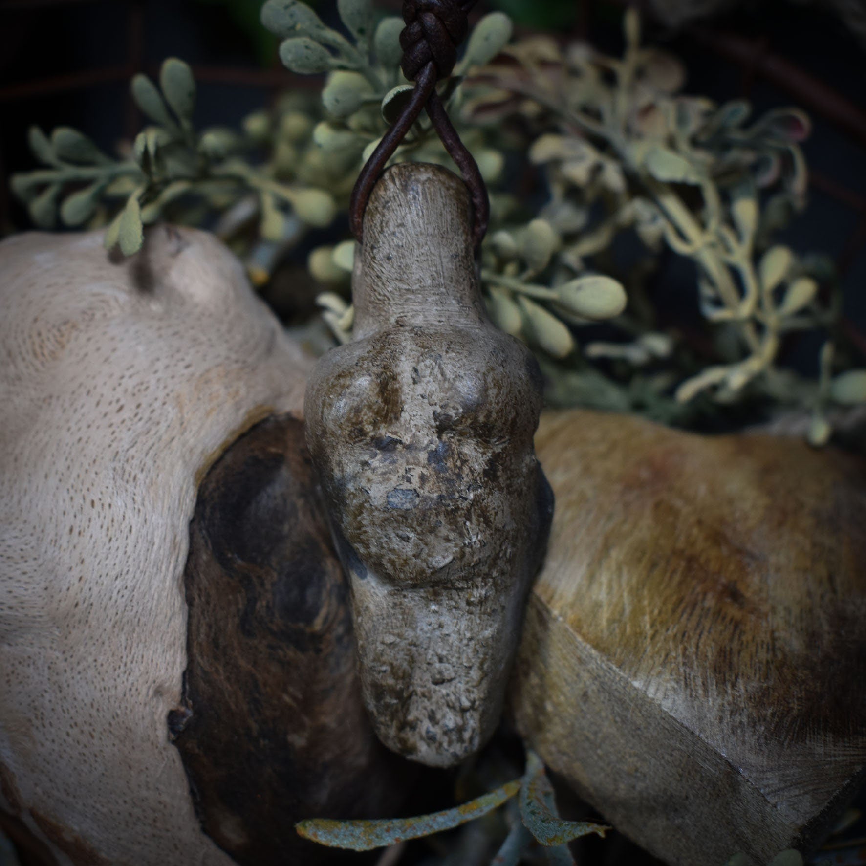 Einzigartiges handgefertigtes Amulett aus Rauchbrand-Ton – Spiritueller Glücksbringer und Fruchtbarkeitsgöttin Anhänger