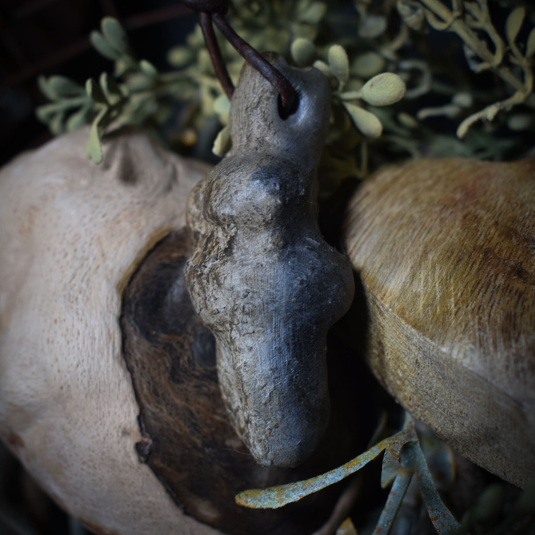 Einzigartiges handgefertigtes Amulett aus Rauchbrand-Ton – Spiritueller Glücksbringer und Fruchtbarkeitsgöttin Anhänger