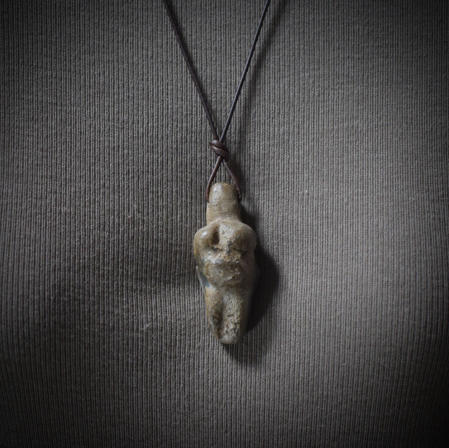 Einzigartiges handgefertigtes Amulett aus Rauchbrand-Ton – Spiritueller Glücksbringer und Fruchtbarkeitsgöttin Anhänger