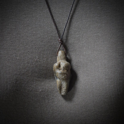 Einzigartiges handgefertigtes Amulett aus Rauchbrand-Ton – Spiritueller Glücksbringer und Fruchtbarkeitsgöttin Anhänger