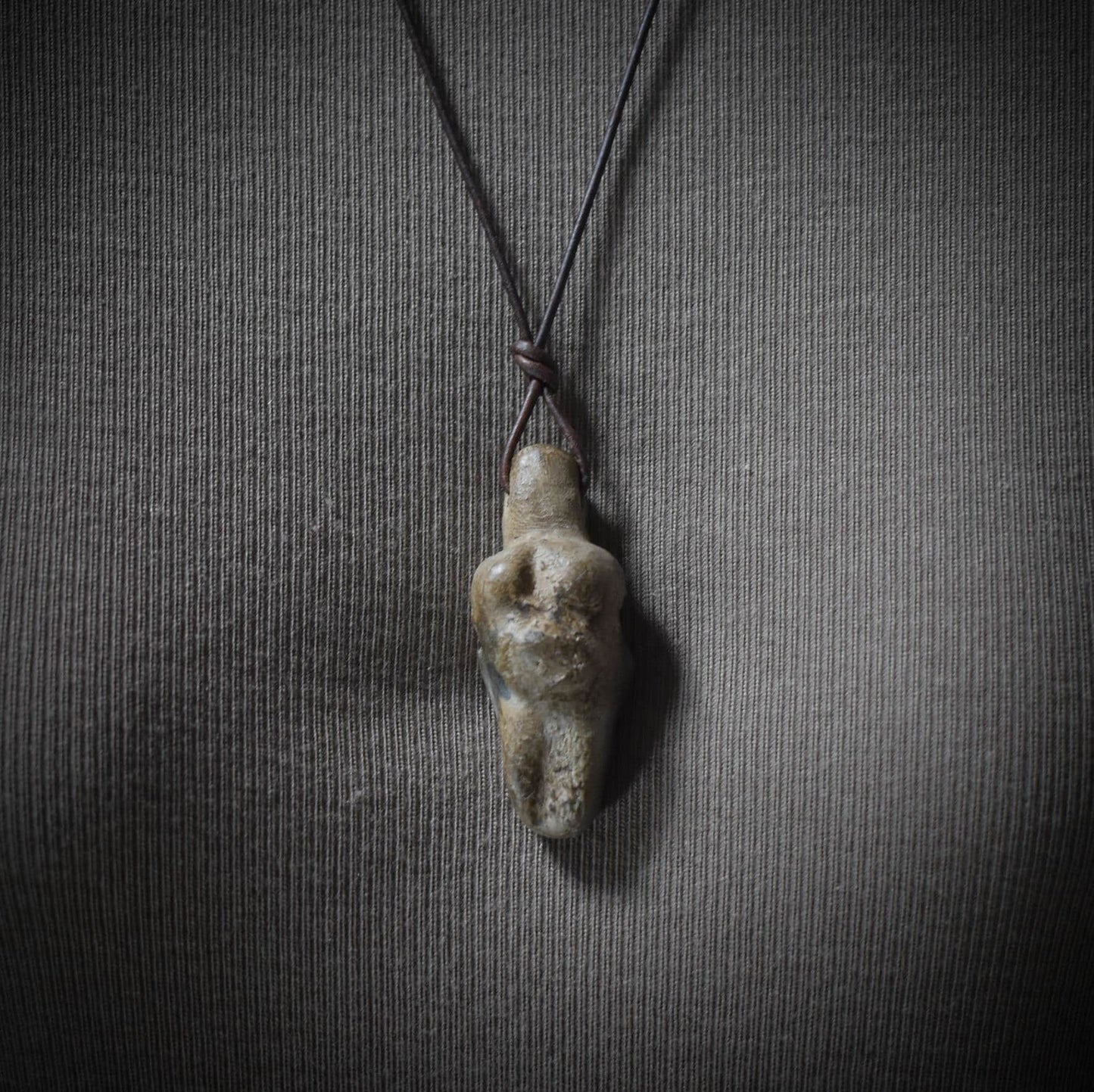 Einzigartiges handgefertigtes Amulett aus Rauchbrand-Ton – Spiritueller Glücksbringer und Fruchtbarkeitsgöttin Anhänger