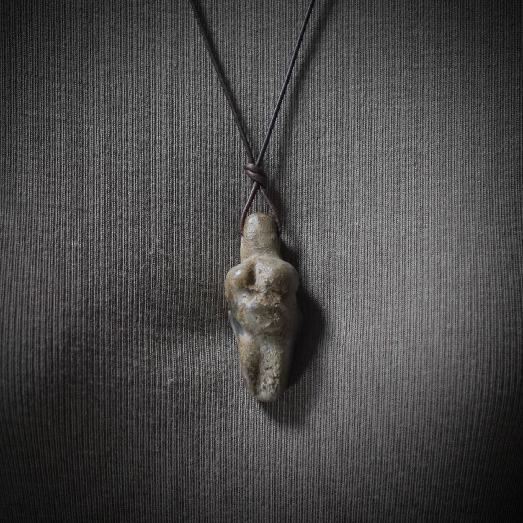 Einzigartiges handgefertigtes Amulett aus Rauchbrand-Ton – Spiritueller Glücksbringer und Fruchtbarkeitsgöttin Anhänger