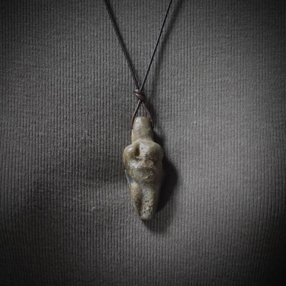 Einzigartiges handgefertigtes Amulett aus Rauchbrand-Ton – Spiritueller Glücksbringer und Fruchtbarkeitsgöttin Anhänger