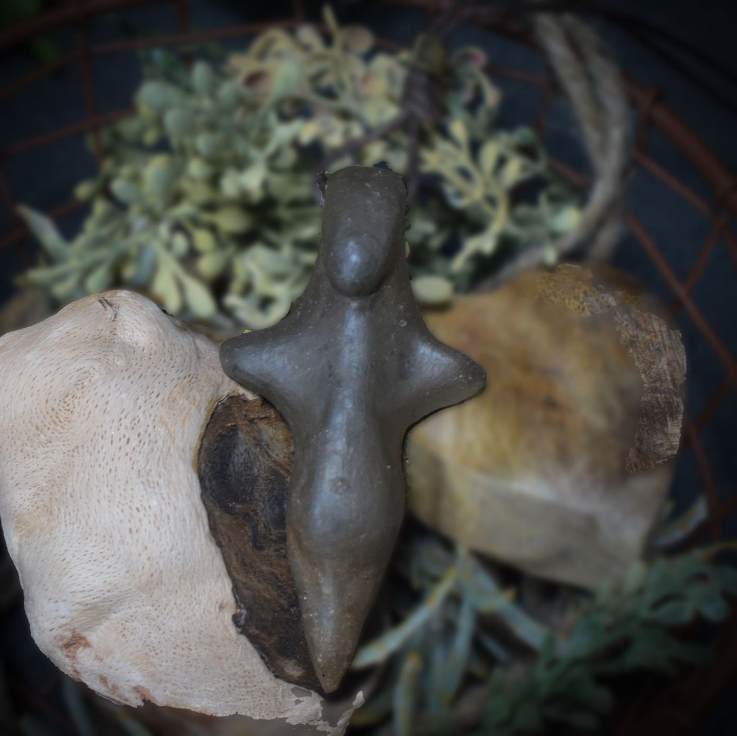 Einzigartiges handgefertigtes Amulett aus Rauchbrand-Ton – Spiritueller Glücksbringer und Fruchtbarkeitsgöttin Anhänger