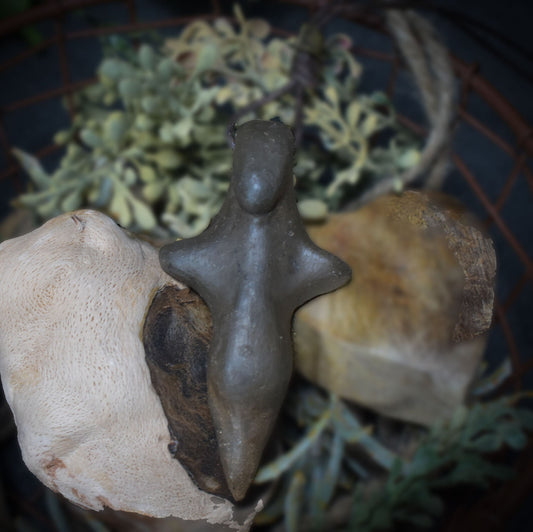 Einzigartiges handgefertigtes Amulett aus Rauchbrand-Ton – Spiritueller Glücksbringer und Fruchtbarkeitsgöttin Anhänger