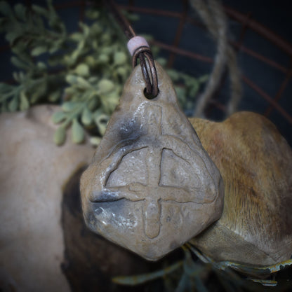 Handgemachte Rauchbrandkunst - Glücksbringer Amulett aus gebranntem Ton - Historische Handwerkskunst vereint mit keltischem Symbol