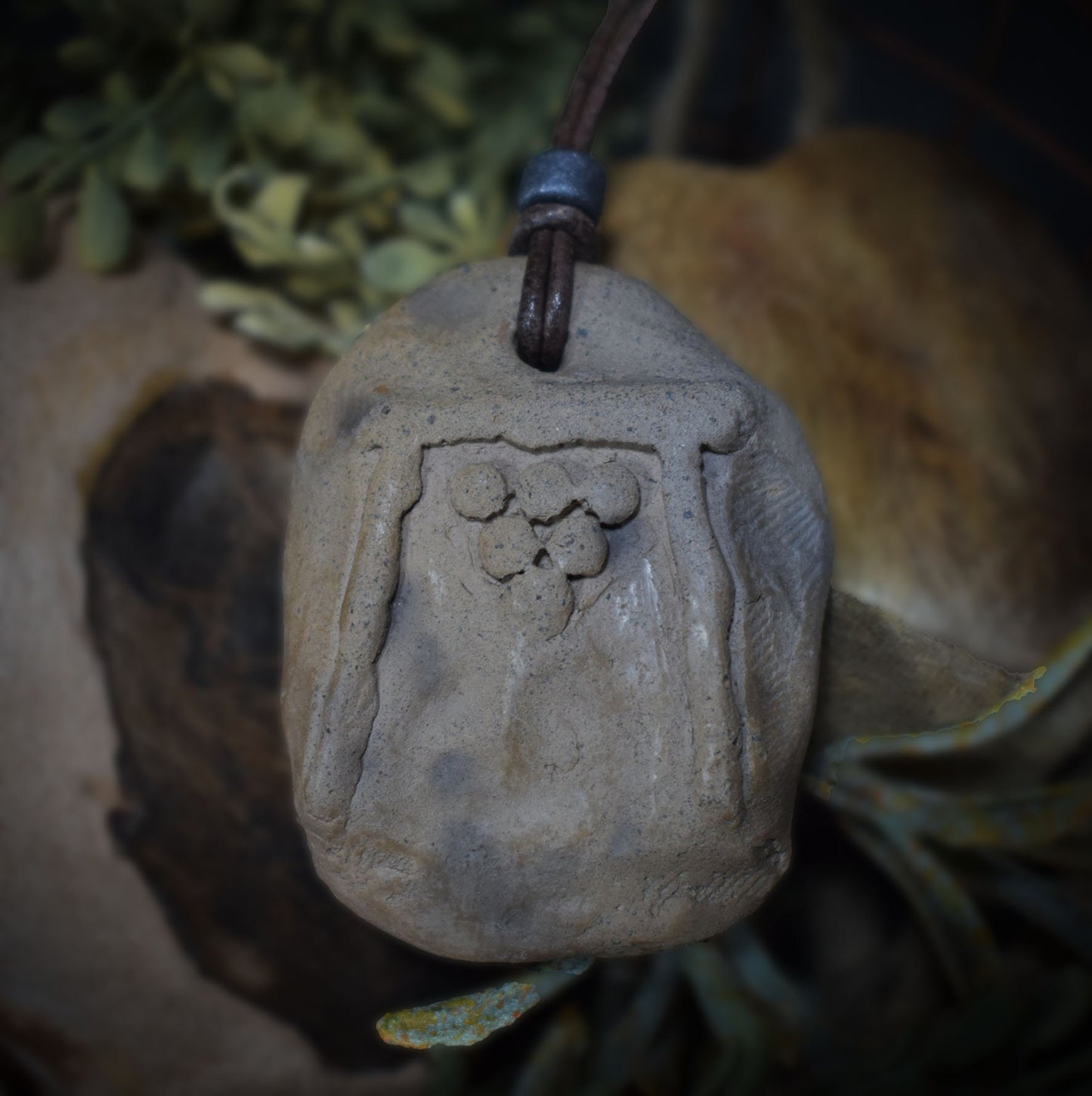 Schmuck und Amulette aus traditionell gebranntem Ton – Einzigartige keltische Symbole und historische Handwerkskunst für Yule und mehr