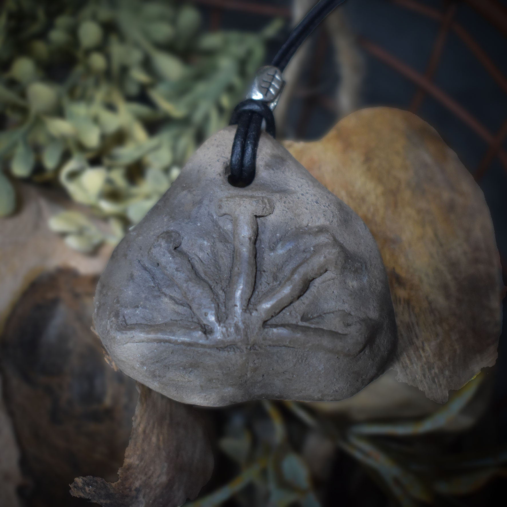 Handgemachte Rauchbrandkunst - Traditionell gebrannter Ton Glücksbringer Amulett Talisman mit Imbolc Symbol mit Leder- oder Baumwollband