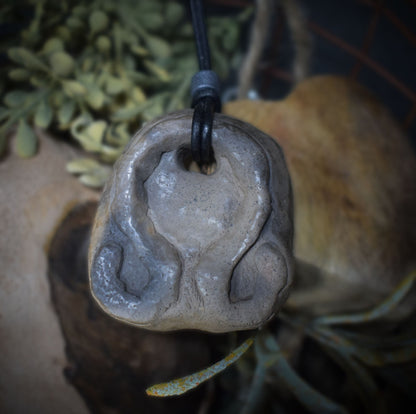 Einzigartiges Amulett Litha aus gebranntem Ton – Dein spiritueller Glücksbringer mit verstellbarem Leder- oder Baumwollband und Perle