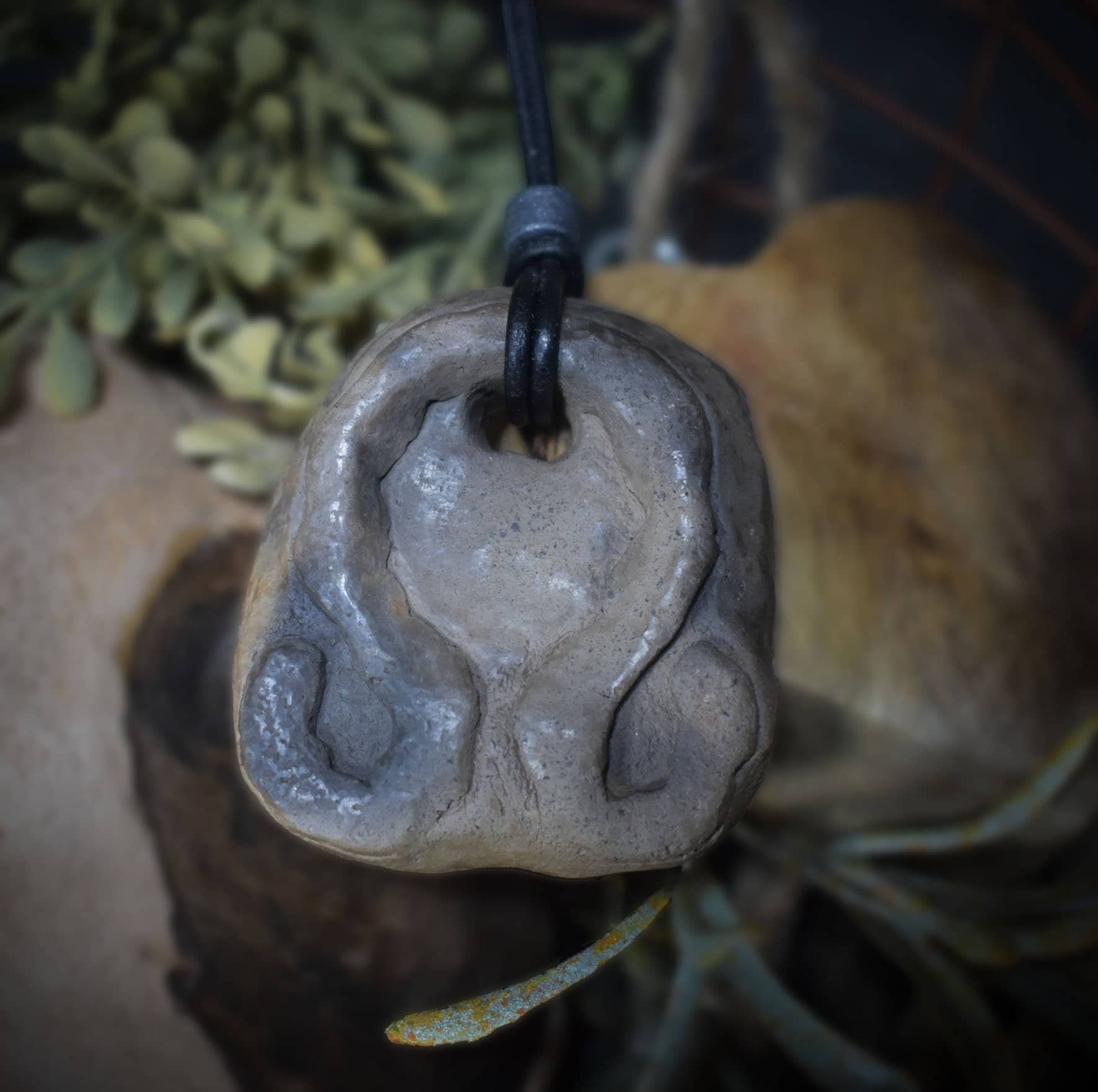 Einzigartiges Amulett Litha aus gebranntem Ton – Dein spiritueller Glücksbringer mit verstellbarem Leder- oder Baumwollband und Perle