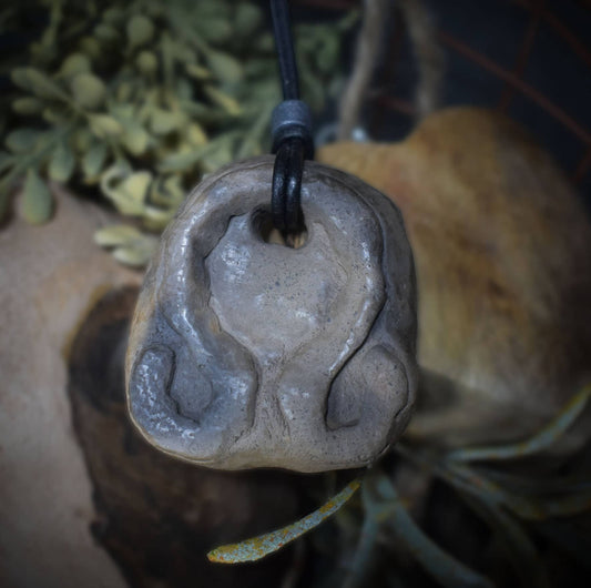 Einzigartiges Amulett Litha aus gebranntem Ton – Dein spiritueller Glücksbringer mit verstellbarem Leder- oder Baumwollband und Perle