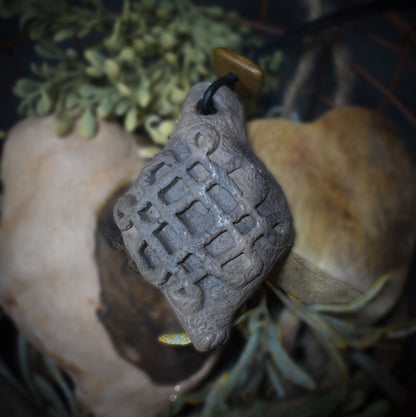 Einzigartiger Rauchbrand-Amulett Talisman- Samhain - aus traditionell gebranntem Ton - Spiritueller Schmuck für keltische Feste