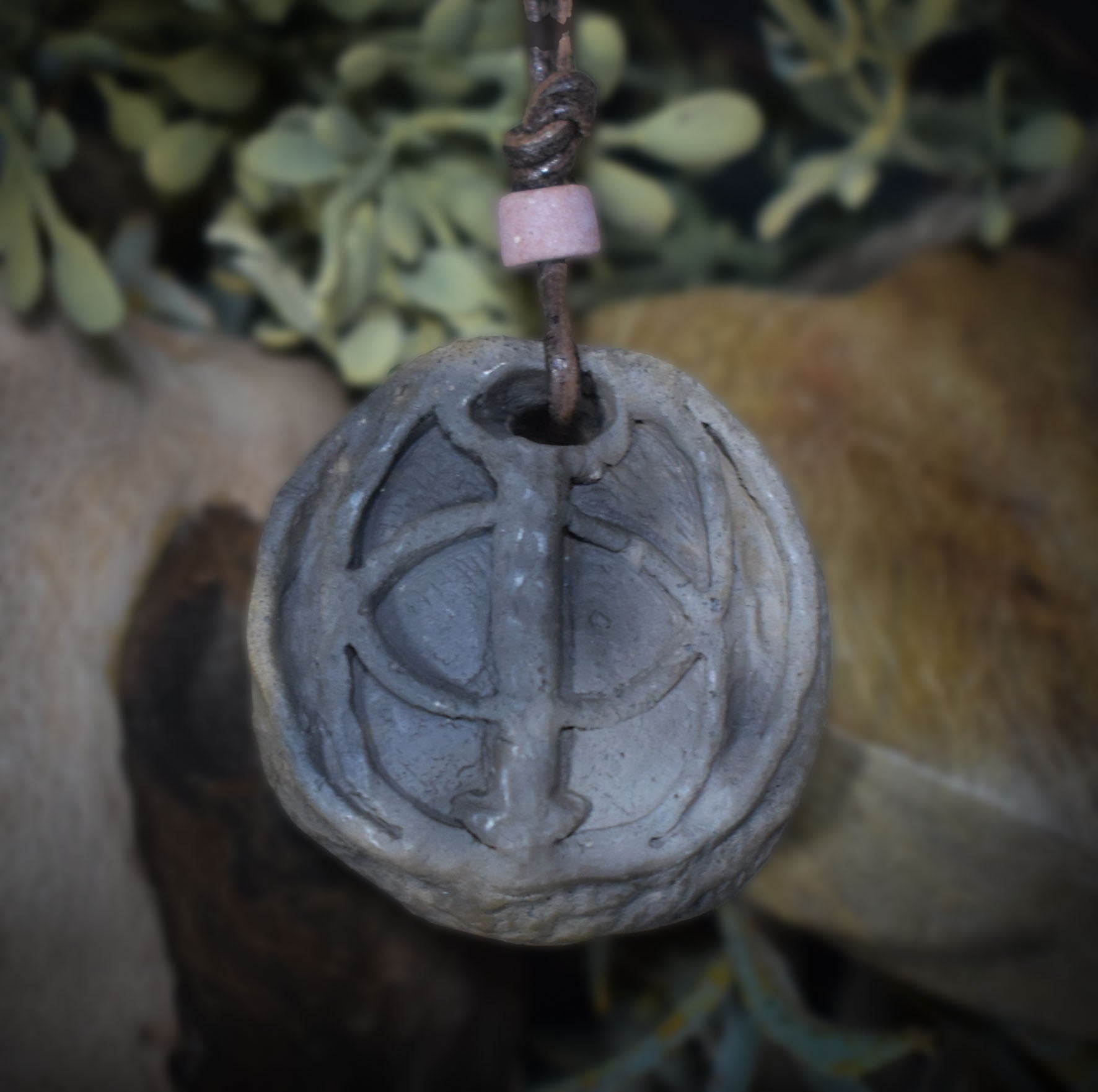 Einzigartiger handgefertigter Chalice Well Amulett Talisman aus traditionell gebranntem Ton mit Leder- oder Baumwollband